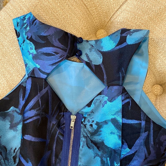 Zunie Girls Blue Floral designed “A” line dress, zippered back w/diamond cut out - Picture 3 of 4